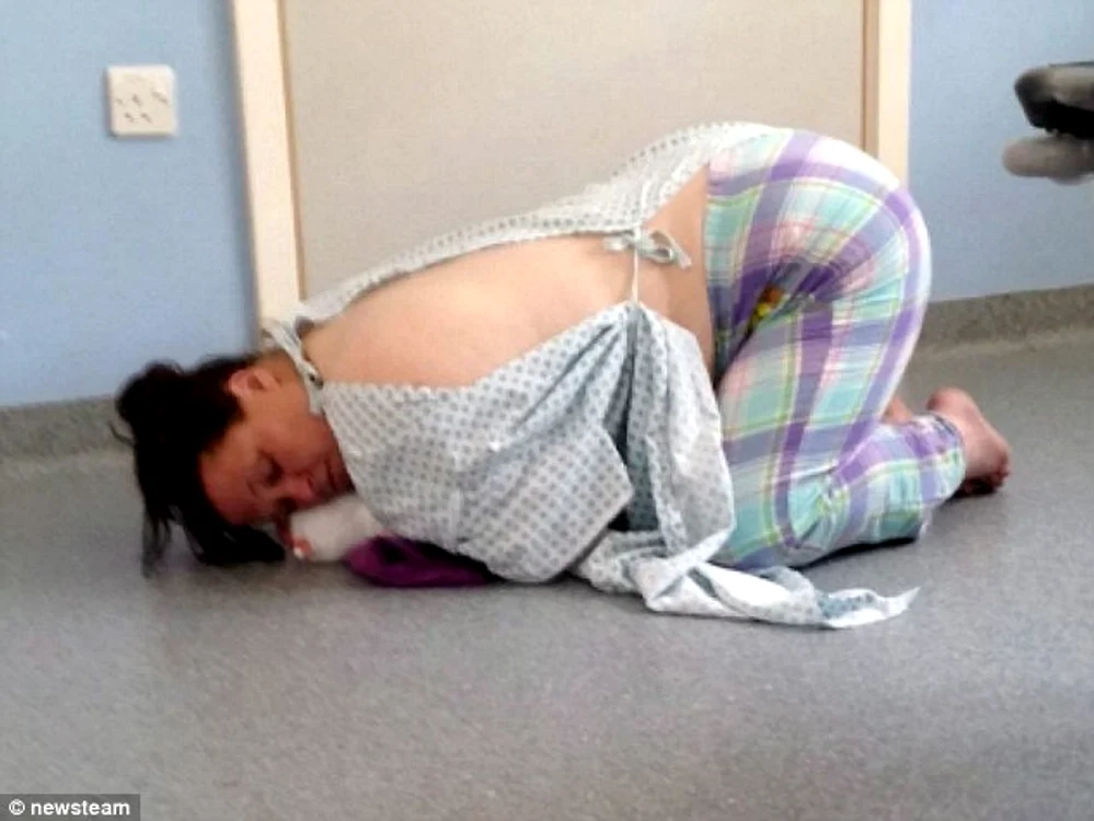 
    Pacienta a ieşit din salon pentru a cere calmante, iar din cauza durerilor a căzut în genunchi, pe podea  
