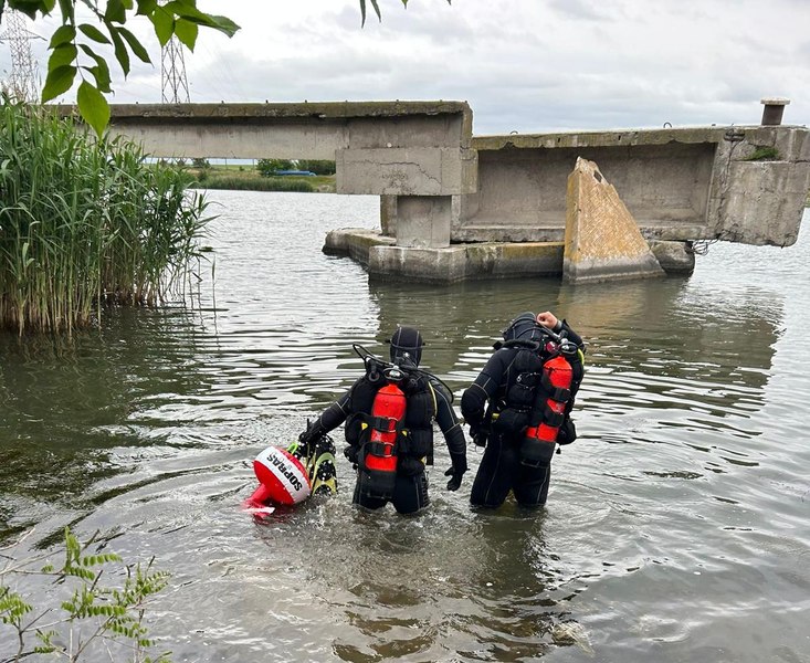 Intervenție de urgență pentru salvarea a două persoane căzute în canalul Dunăre – Marea Neagră. Scafandrii continuă căutările