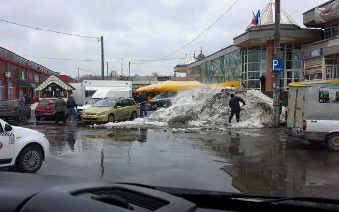 Ideea a fost inutilă şi nu i-a ajutat să topească muntele de zăpadă. Foto: Paul Găvănescu