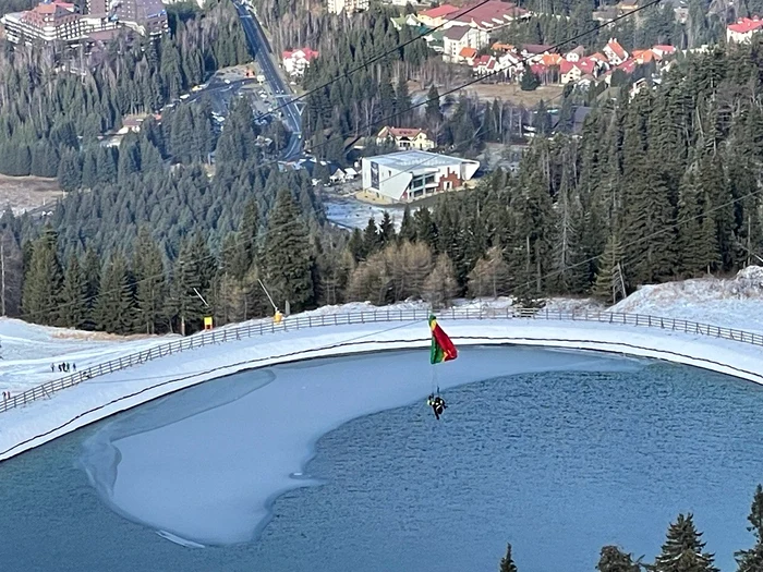 
    Parapantistul a pierdut din înălțime și s-a agățat de cablurile telecabinei din Poiana Brașovfoto: Click!  
