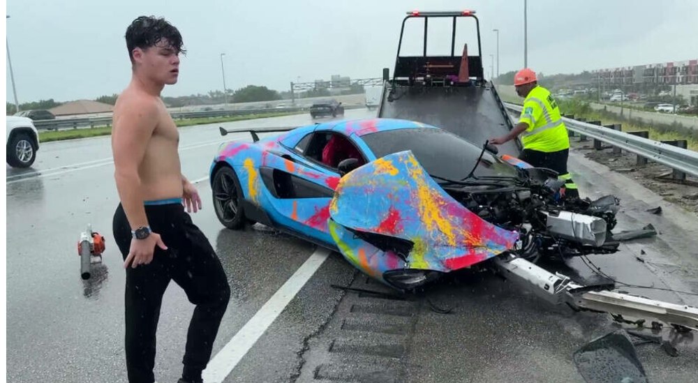 Momentul în care un streamer face un accident cu bolidul său de 200.000 de dolari. Era live, fiind urmărit de 185.000 de persoane
