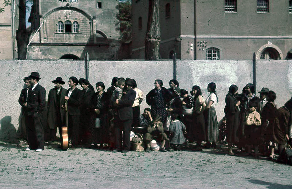 Romi adunați pentru a fi deportați FOTO wikipedia