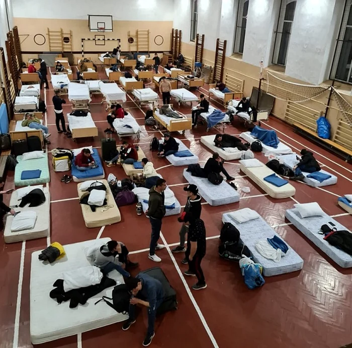 Tinerii au fost cazaţi la sala de sport a Liceului Pedagogic din localitate Sursa foto: Părinţi salvatori