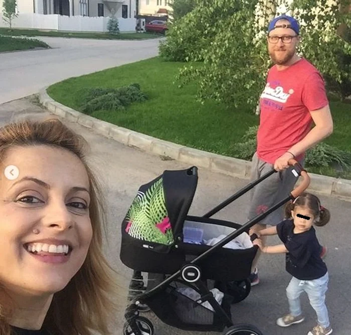 Simona Gherghe, alături de soțul ei, Răzvan Săndulescu, și de micuții lor, la plimbare