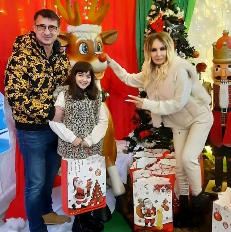 
    Daniela Gyorfi și George Tal au dus-o pe fiica lor la o petrecere de CrăciunFoto: Instagram  