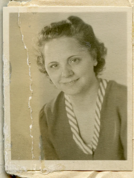 Constanța Olariu-Magoş, senină, zâmbitoare, pe când nu bănuia cât de încurcat îi va fi destinul