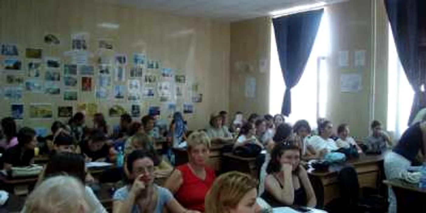 Profesorii au susţinut proba scrisă de la examenul de Titularizare pe 30 iulie    FOTO: Adevărul