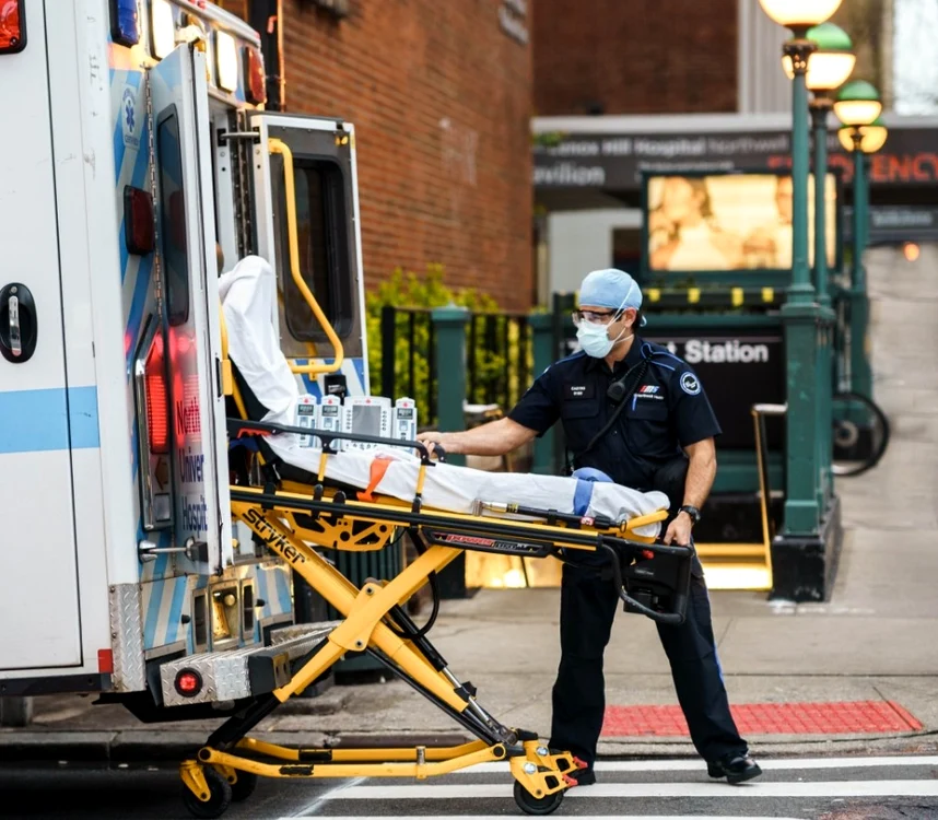 Pacienţi coronavirus în ambulanţă SUA FOTO SHUTTERSTOCK