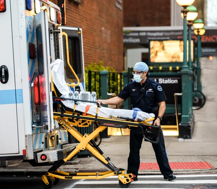 Pacienţi coronavirus în ambulanţă SUA FOTO SHUTTERSTOCK