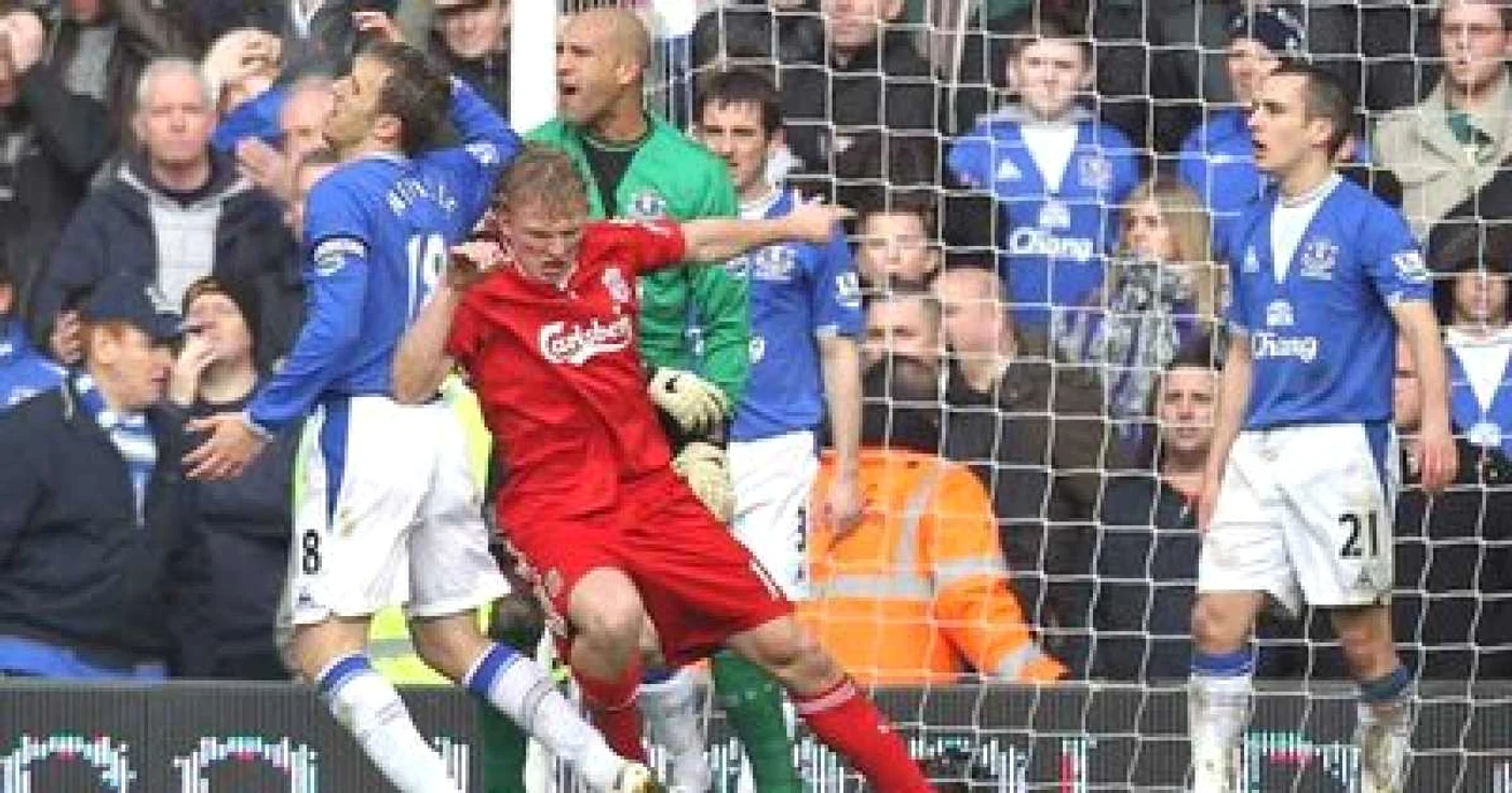 Kuyt (centru) a marcat unicul gol al partidei
