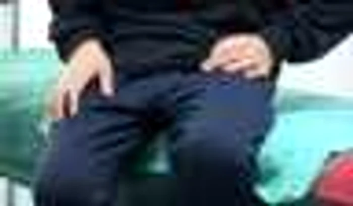 "Azi m-a legat cu sfoara de şifonier"