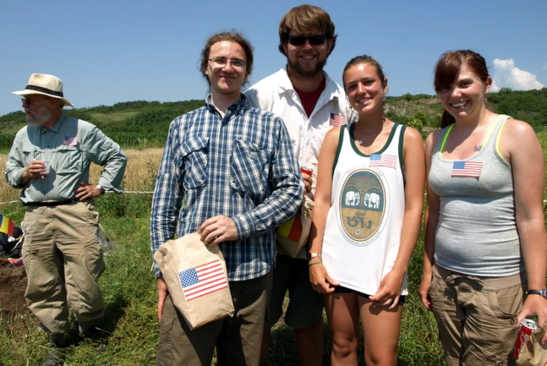 Grupul de americani a venit în România pentru a lucra pe şantierele arheologice. FOTO D.G.