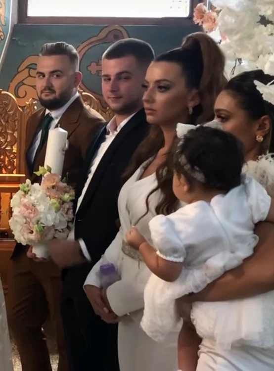 Micuța Sofia, în brațele nașei