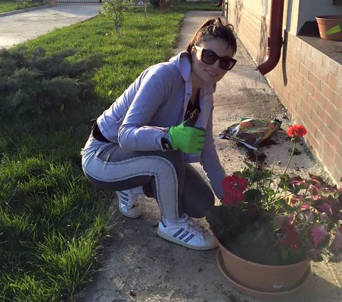 
    Pomii înfloriţi şi gazonul proaspăt tuns o fac pe actriţă să stea numai în curtefoto: arhiva personală  