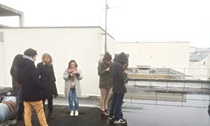 O parte dintre ziarişti s au refugiat pe acoperiş jpeg