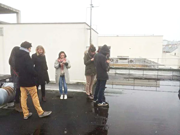 O parte dintre ziarişti s-au refugiat pe acoperiş