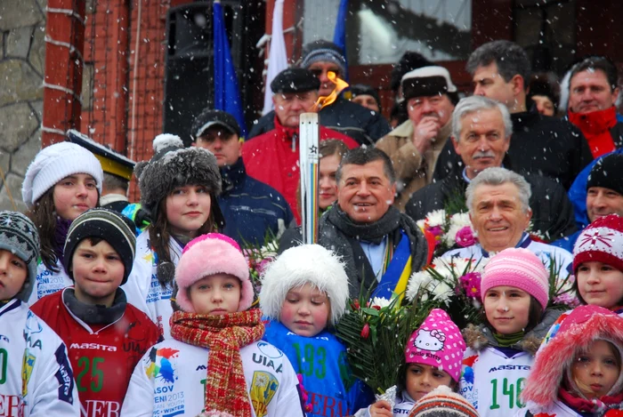 Torţa olimpică a străbătut duminică Prahova, în drumul spre Poiana Braşov, unde se desfăşoară FOTE 2013. Popasurile au fost la Ploieşti, Sinaia şi Buşteni. FOTO Primăria Buşteni