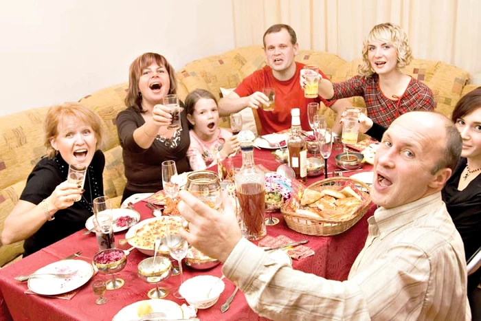 
    Fripturi, sarmale, maioneze şi multe prăjituri  