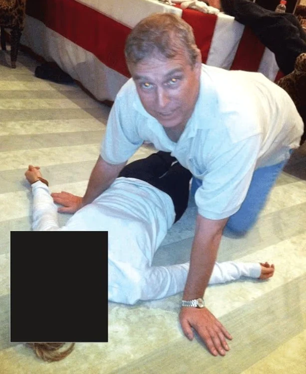 Prințul Andrew și femeie neidentificată, întinsă pe podea FOTO US Department of Justice