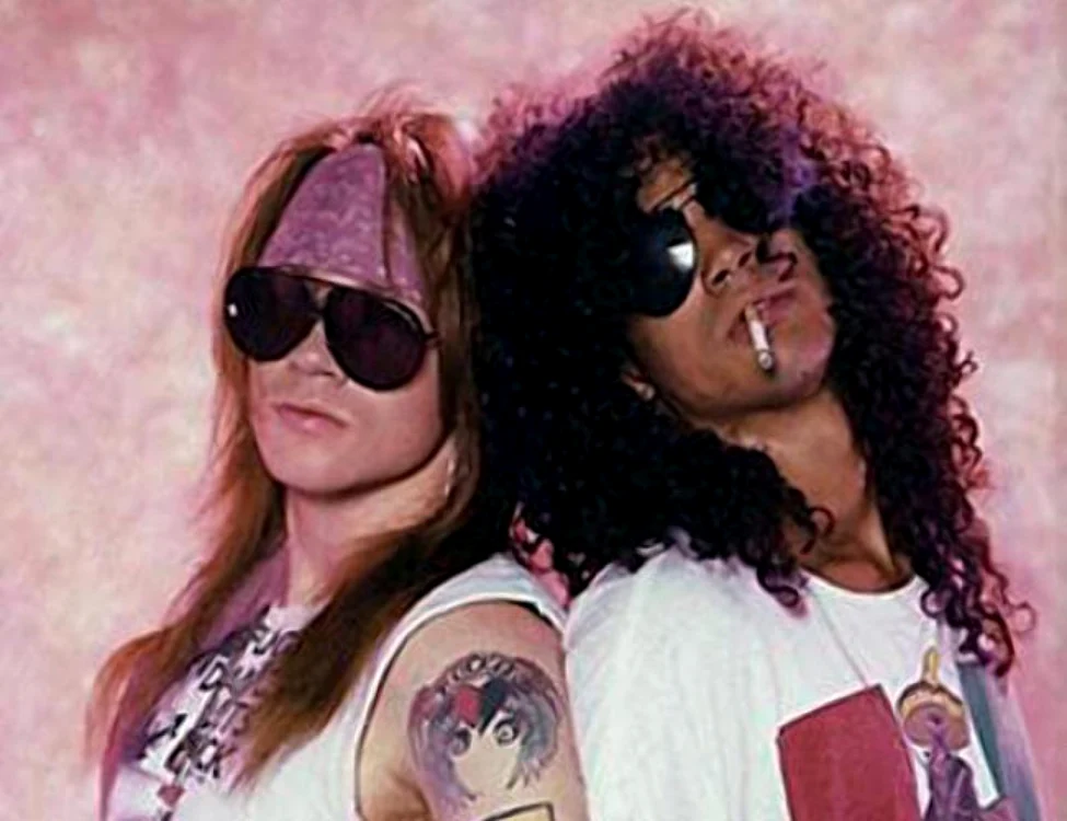 Solistul Axl Rose (stânga) şi chitaristul Slash s-au împăcat după ce ani în şir au fost la cuţite
