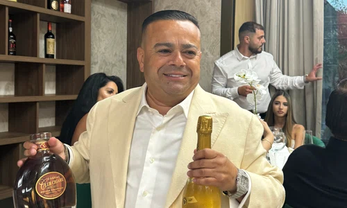 Adrian Minune e tare mândru e restaurantul său 