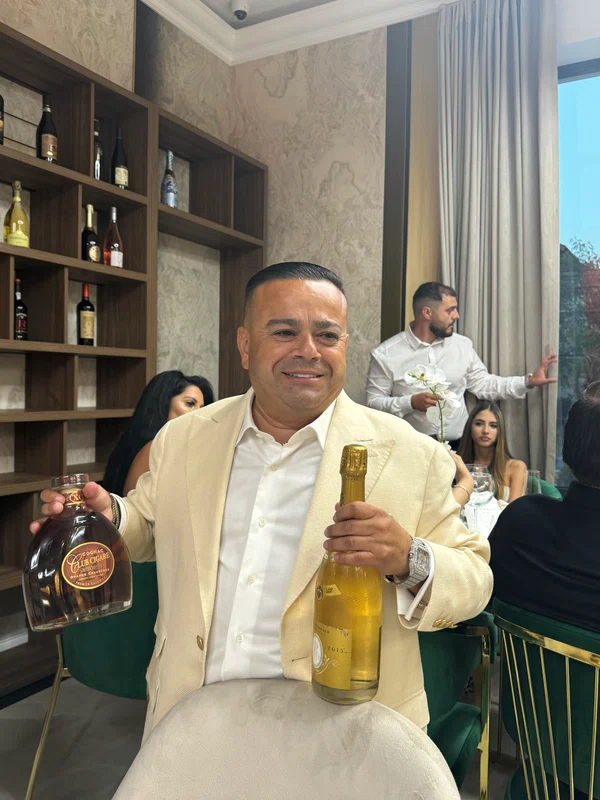 Adrian Minune e tare mândru e restaurantul său 
