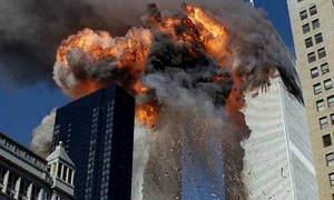 Turnurile Gemene în flăcări după ce au fost lovite de avioanele deturnate de terorişti  jpeg