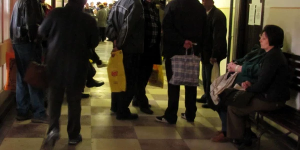 Cărăşenii stau la coadă la cabinetele medicale
