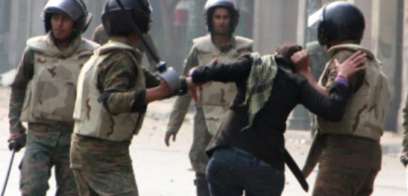 O femeie, bătută crunt în Piaţa Tahrir din Cairo