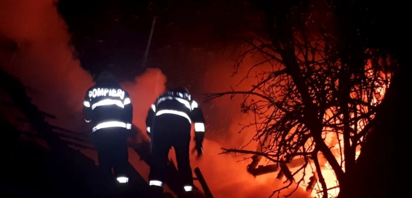Femeia a fost găsită moartă în casă de către pompierii chemaţi să stingă focul FOTO Arhivă Adevărul