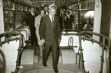Nicolae și Elena Ceaușescu la expoziţia de la Întreprinderea de Autocamioane Brașov, la 1 noiembrie 1977 (© „Fototeca online a comunismului românesc”, cota: 171/1977)