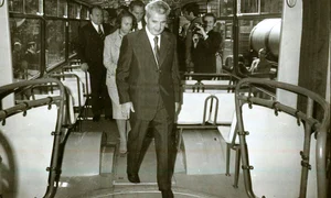 Nicolae și Elena Ceaușescu la expoziţia de la Întreprinderea de Autocamioane Brașov, la 1 noiembrie 1977 (© „Fototeca online a comunismului românesc”, cota: 171/1977)