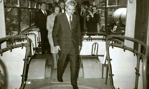 Nicolae și Elena Ceaușescu la expoziţia de la Întreprinderea de Autocamioane Brașov, la 1 noiembrie 1977 (© „Fototeca online a comunismului românesc”, cota: 171/1977)