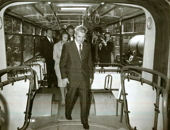 Nicolae și Elena Ceaușescu la expoziţia de la Întreprinderea de Autocamioane Brașov, la 1 noiembrie 1977 (© „Fototeca online a comunismului românesc”, cota: 171/1977)