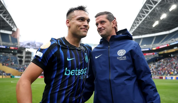 De la stânga la dreapta: căpitanul lui Inter, Lautaro Martínez și Cristi Chivu (FOTO: Facebook)