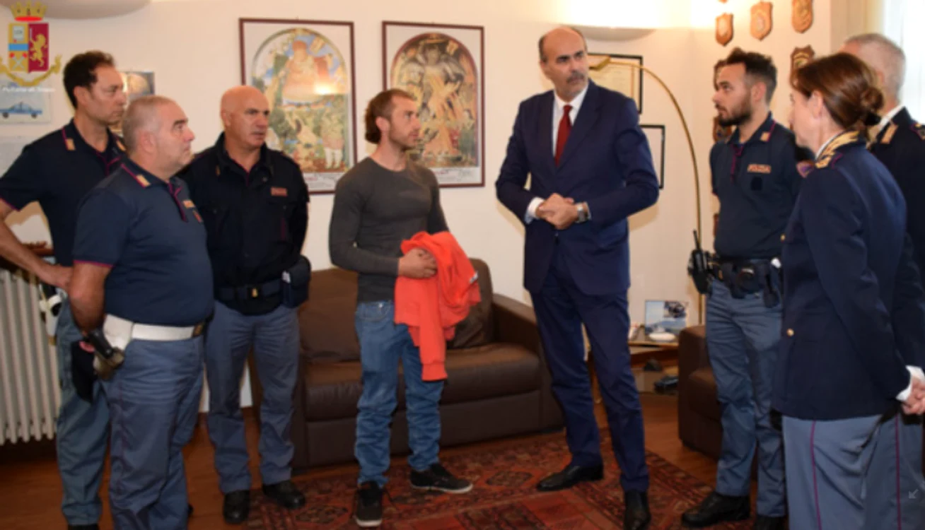 Bărbatul din Năsăud, în mijlocul polițiștilor care l-au numit erou FOTO Rotalianul