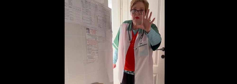 „Mă iei pe mine la întrebări? Să taci din gură în fața mea!”. Reacția unui medic de familie, filmat în timp ce refuză un pacient