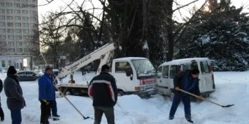 Ninsoarea a paralizat activitatea în oraş, foto Dorin Udrea