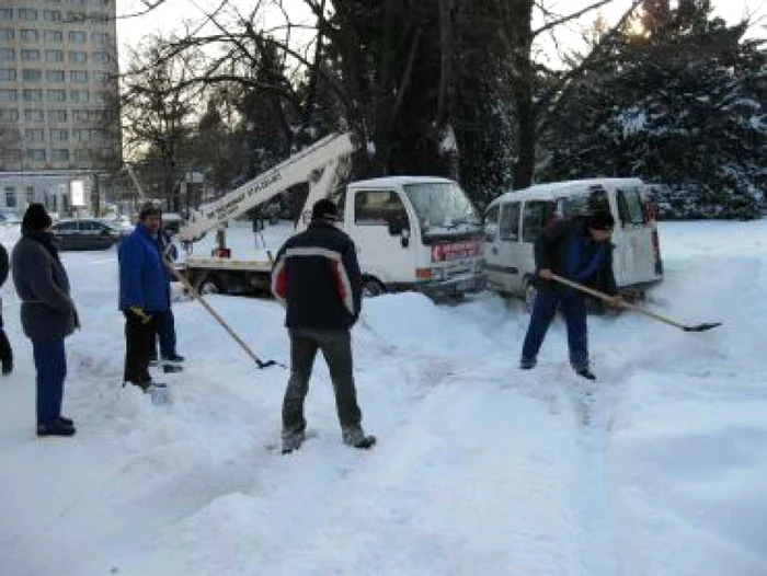 Ninsoarea a paralizat activitatea în oraş, foto Dorin Udrea