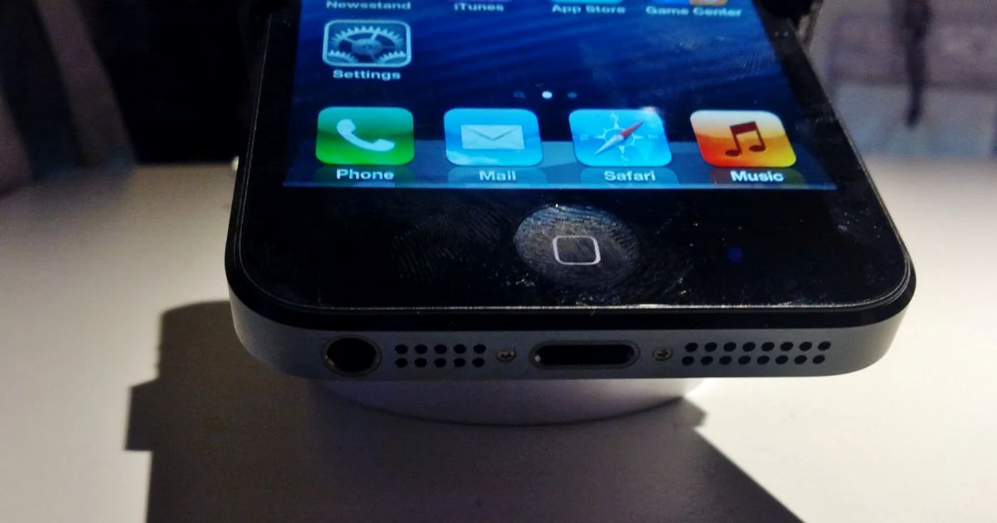 iPhone 5 a debutat cu succes pe piaţă, dar nu pare să meargă la fel de bine. FOTO Adevărul
