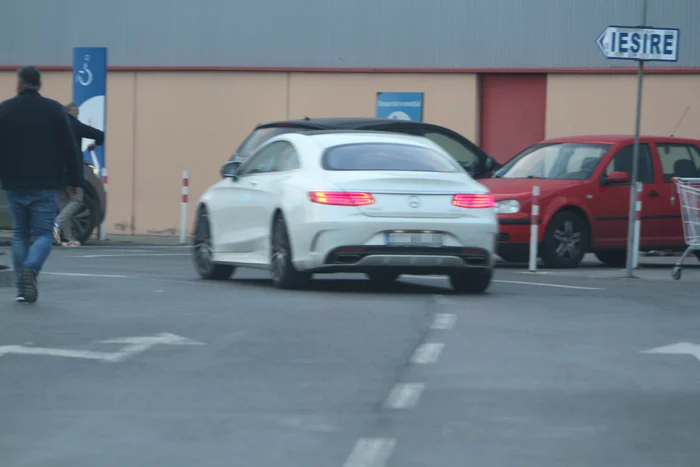 Bruneta a plecat de la  mall singură, cu mașina ei