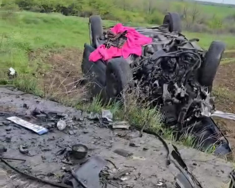 Accident violent în Mehedinți: O mașină s-a răsturnat pe câmp după ce a lovit un cap de pod