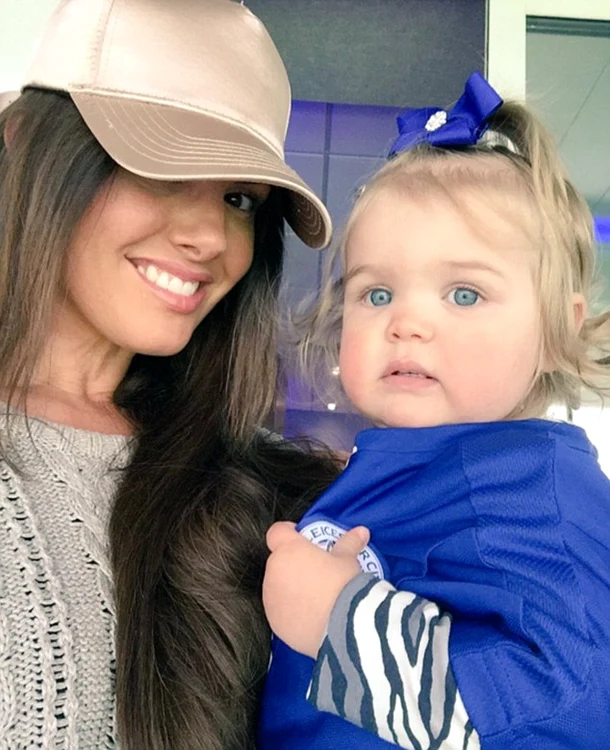 Becky, mama Sofiei şi logodnica lui Vardy, a greşit însă şi ea expunându-şi fetiţa pe site-urile de socializare. Gestul huliganilor nu poate fi însă scuzat de nimic