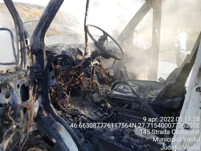 microbuz incendiu Vaslui FOTO ISU Vaslui 2