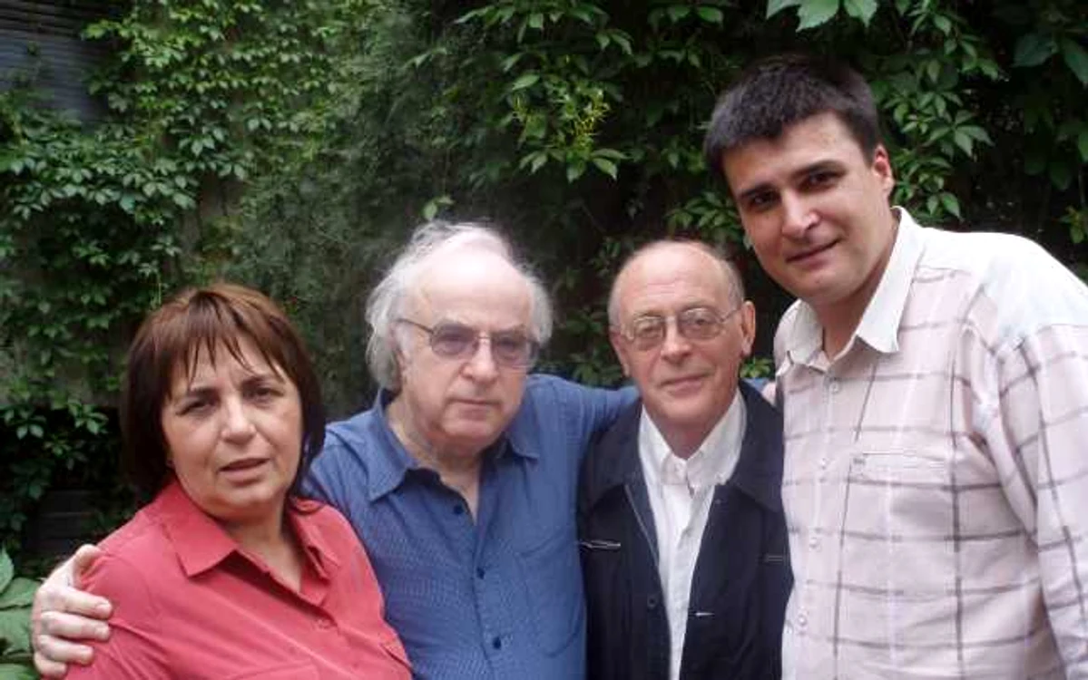 Gabriela Adameşteanu, Norman Manea, Antonio Tabucchi, Ovidiu Şimonca – mai 2008, în curtea revistei „Observator cultural”   FOTO: Arhivă personală