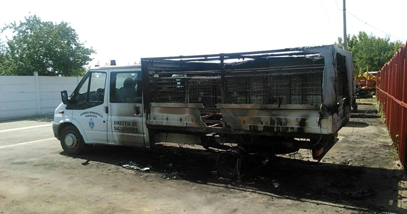 Incendiul a fost văzut de unul dintre paznicii garajului unde era parcată autoutilitară. Imediat, bărbatul a sunat la pompieri şi ajutat de un coleg a început să stropească maşină cu apa