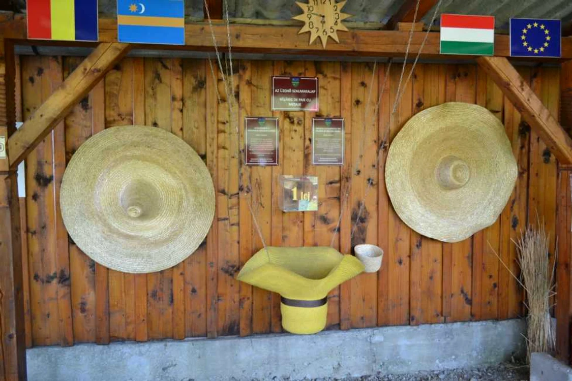 Muzeul pălăriilor de paie de la Crişeni