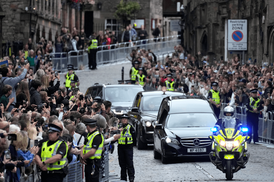 Șefii de stat, fără avioane private la funeraliile reginei Elisabeta. Deplasarea la Westminster Abbey, cu autocarele