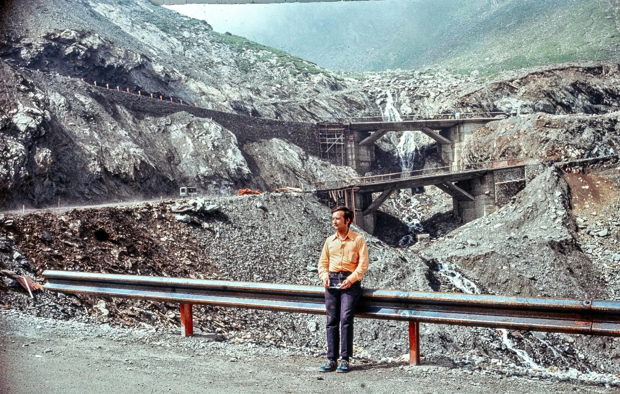 Fotografii epice de pe Transfăgărășan, realizate acum 50 de ani, înainte de inaugurare: „Urșii se obișnuiau pe atunci cu zgomotul dinamitei”