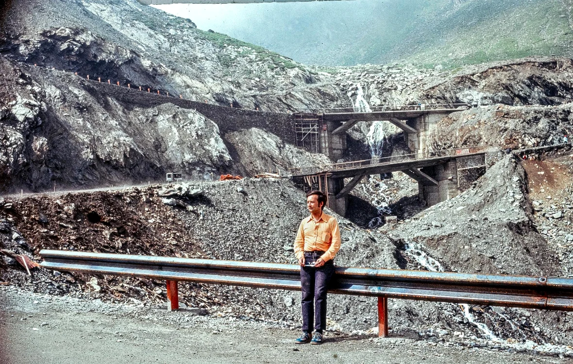 Șoseaua montană în vara anului 1974. Foto: Attila Bekecs. Sursa: Azopan.ro
